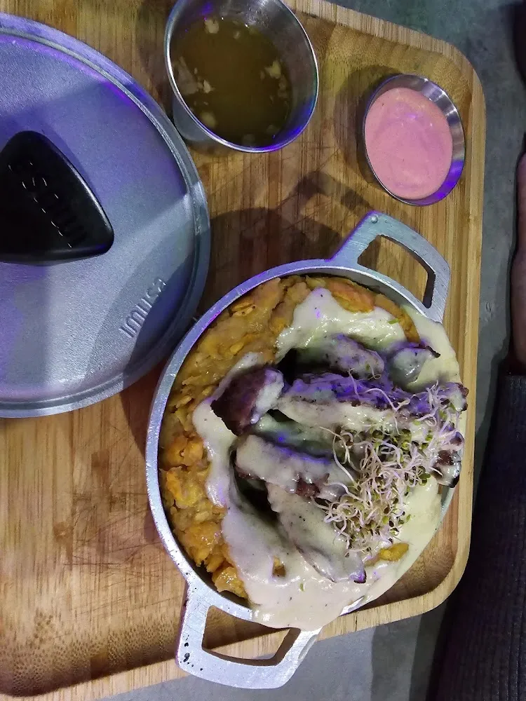 Mofongo Relleno De Churrasco Con Salsa Blanca